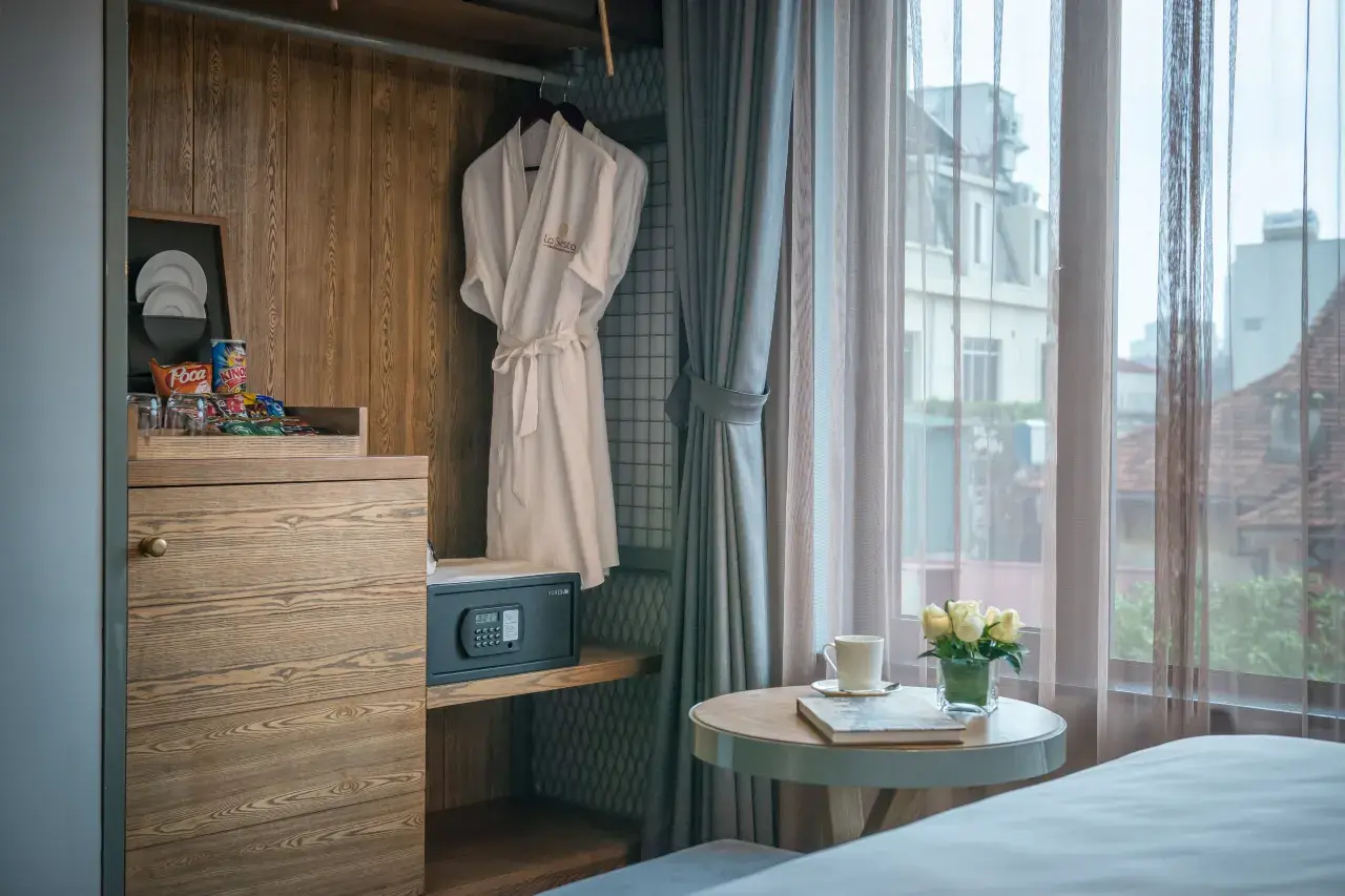 Bespoke Trendy Hotel Hanoi (7)